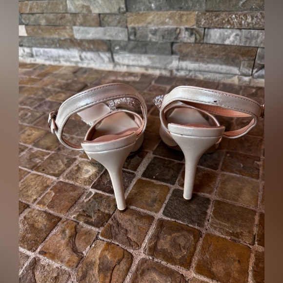 Elegant Cream Bow Heels - Picture 3 of 6